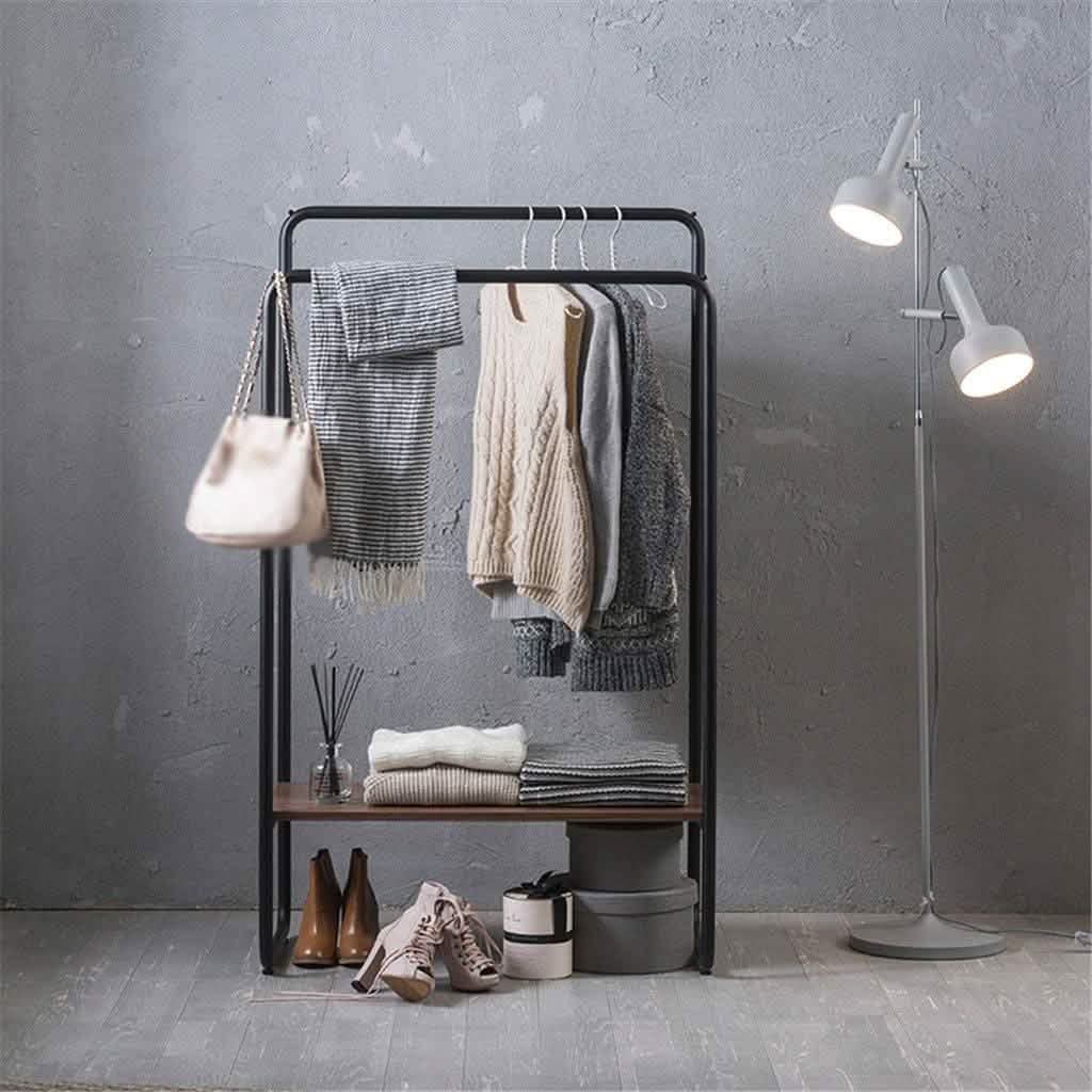 علاقة ملابس برف