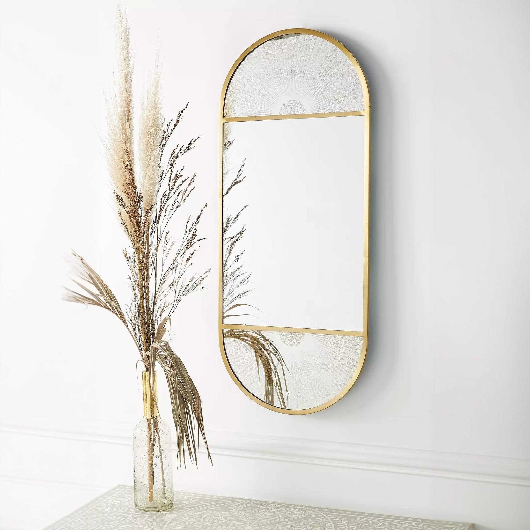 مرايا بإطار ذهبي