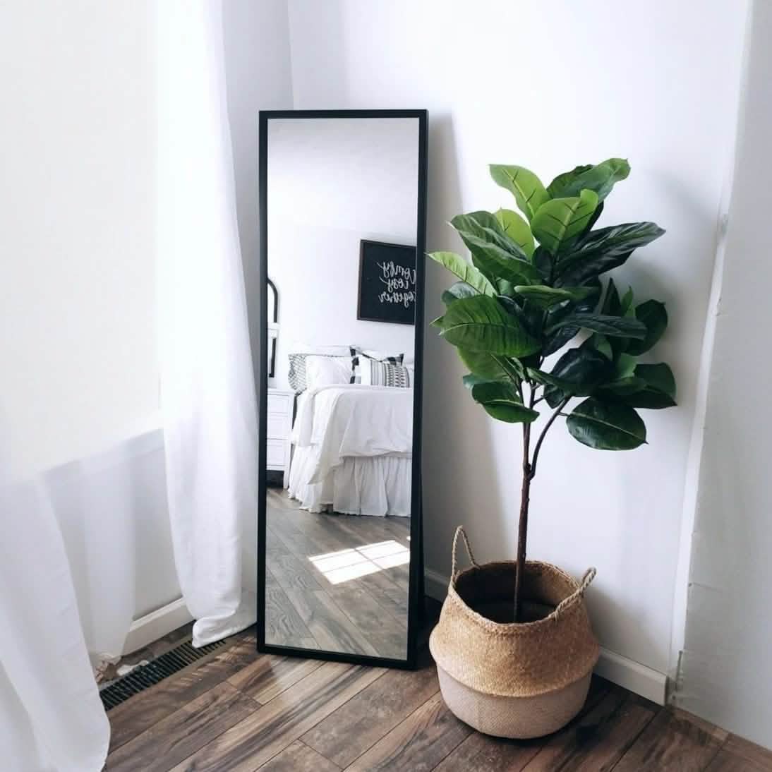 مرايا بإطار أسود