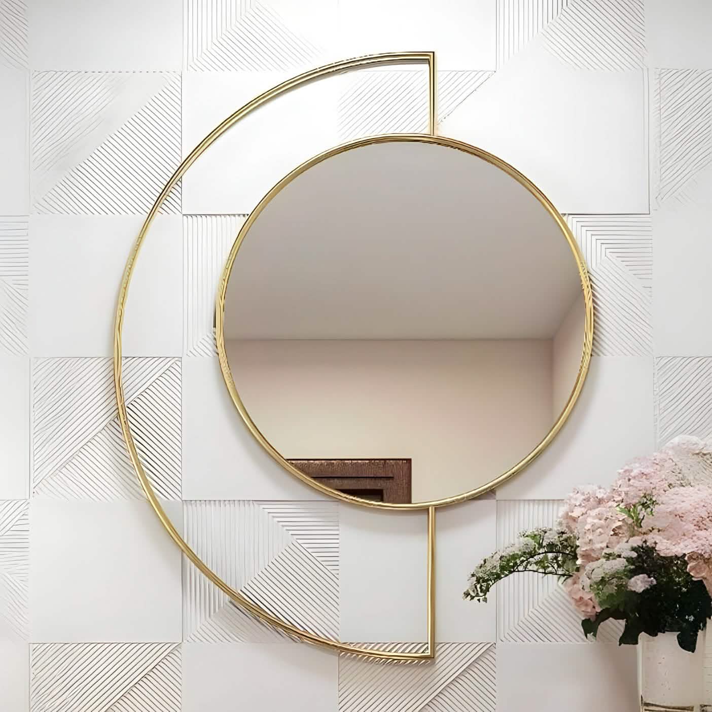 مرايا بإطار ذهبي