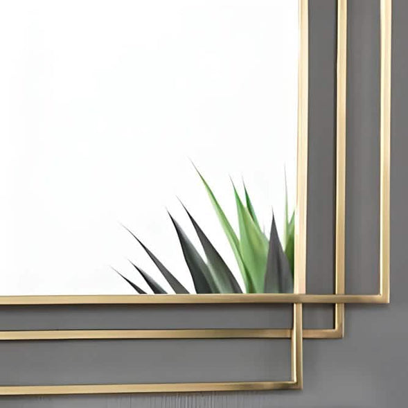 مرايا بإطار ذهبي