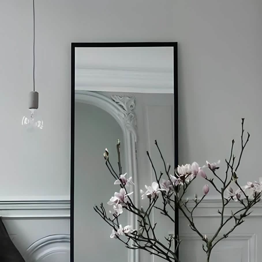 مرايا بإطار أسود