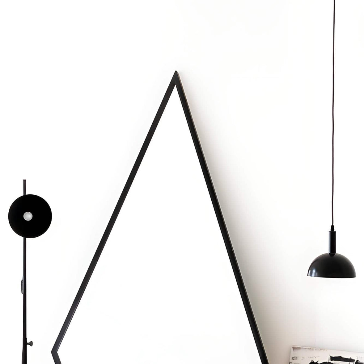 مرايا بإطار أسود