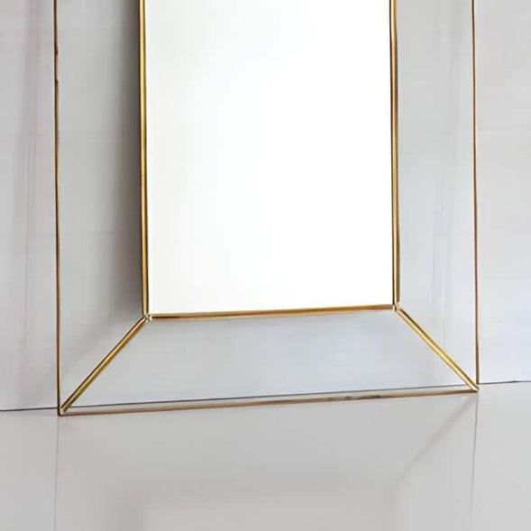 مرايا بإطار ذهبي