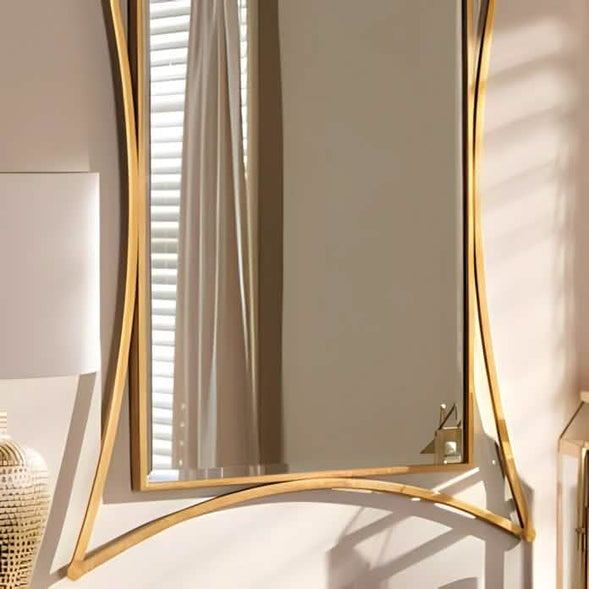 مرايا بإطار ذهبي