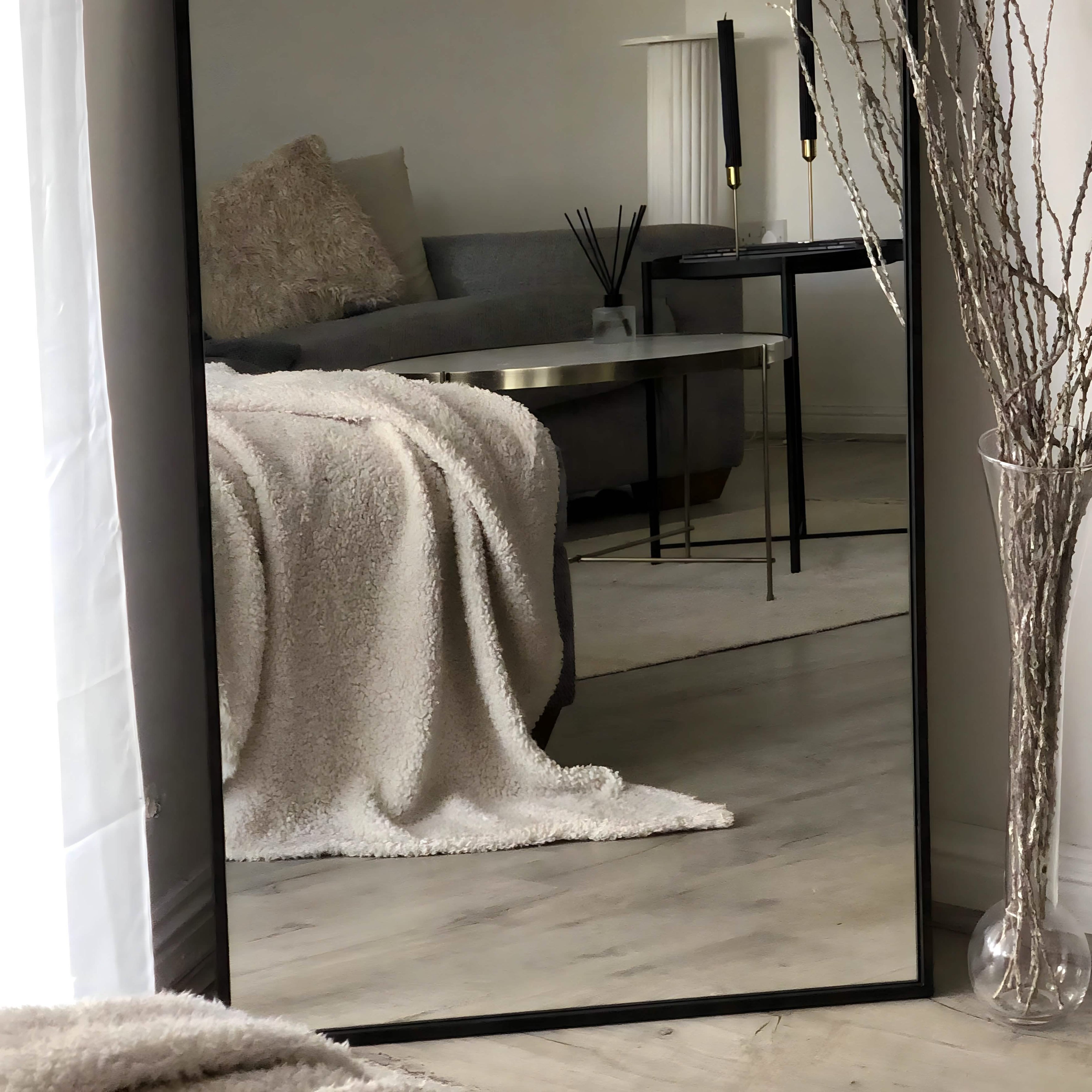 مرايا بإطار أسود