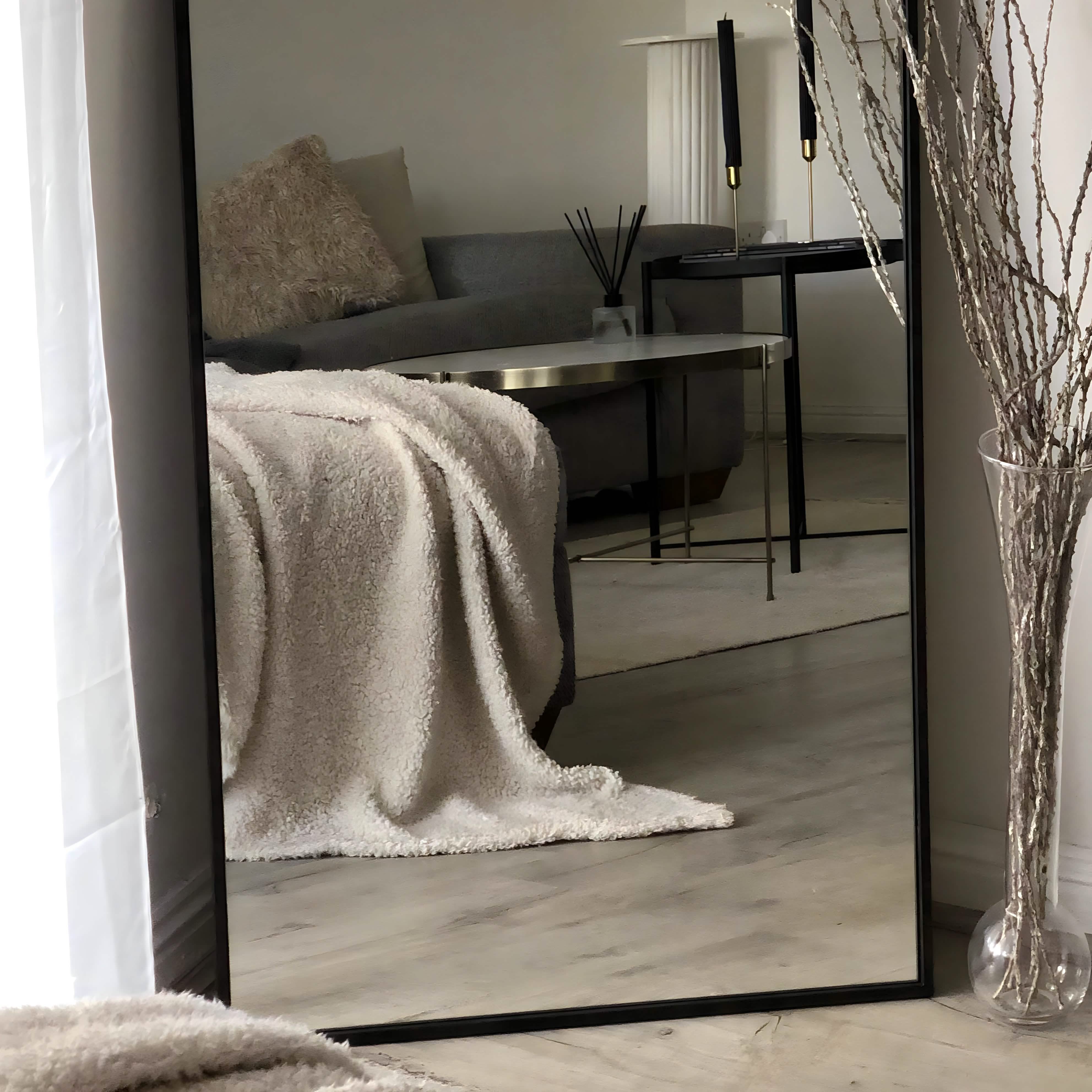 مرايا بإطار أسود