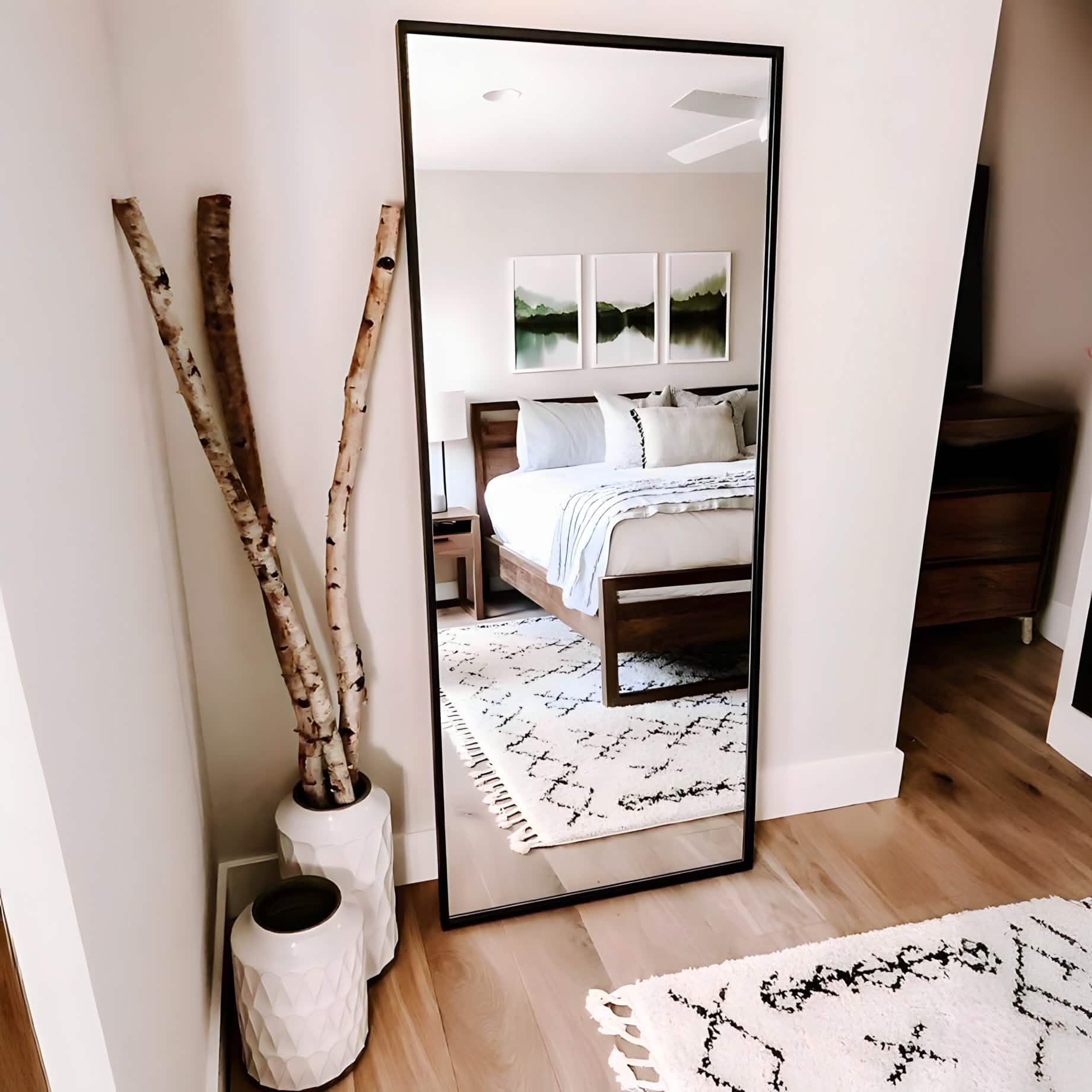 مرايا بإطار أسود