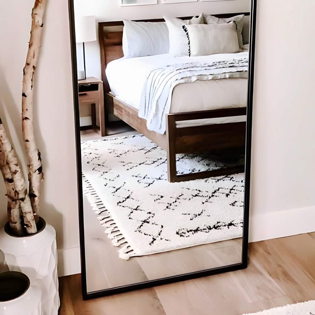 مرايا بإطار أسود