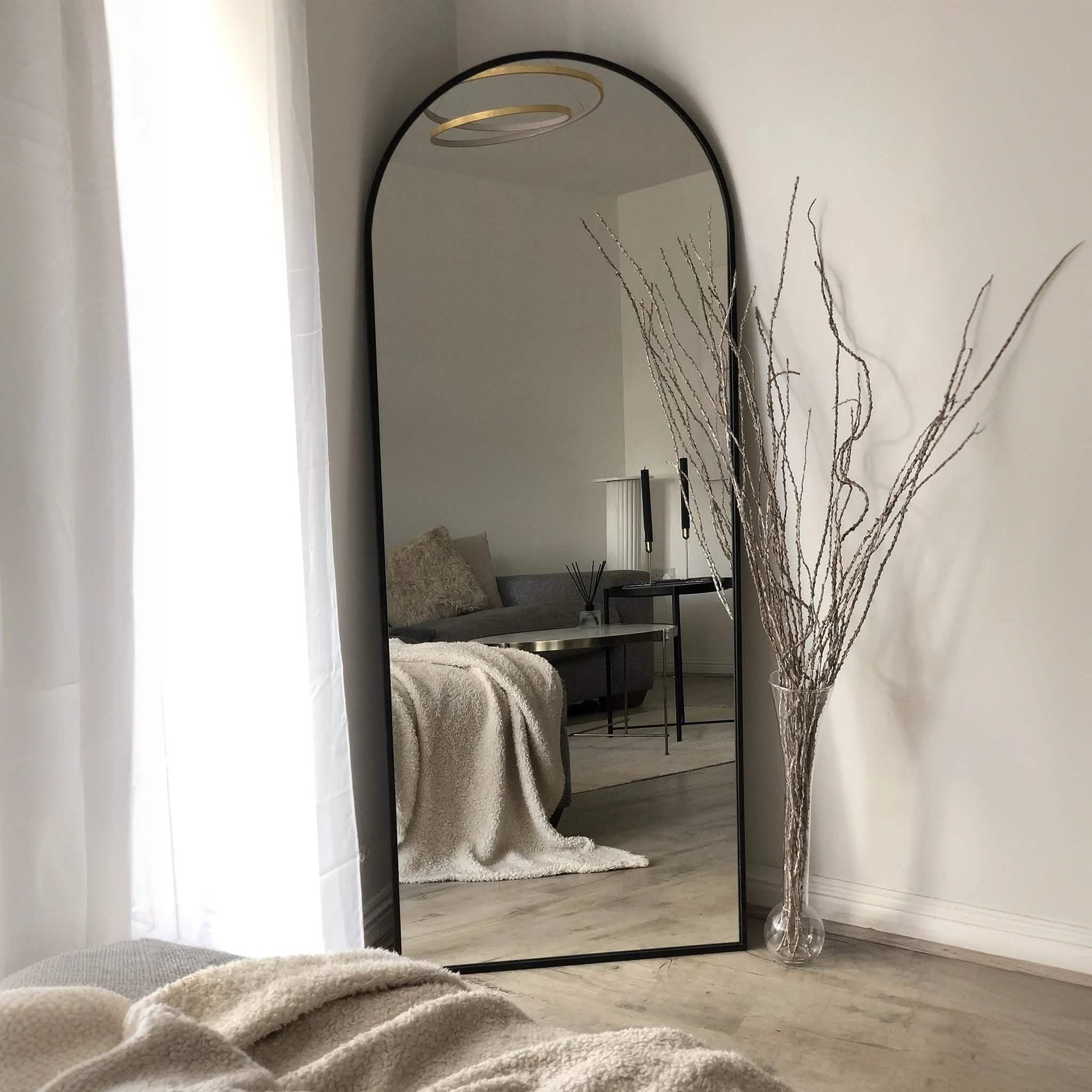 مرايا بإطار أسود