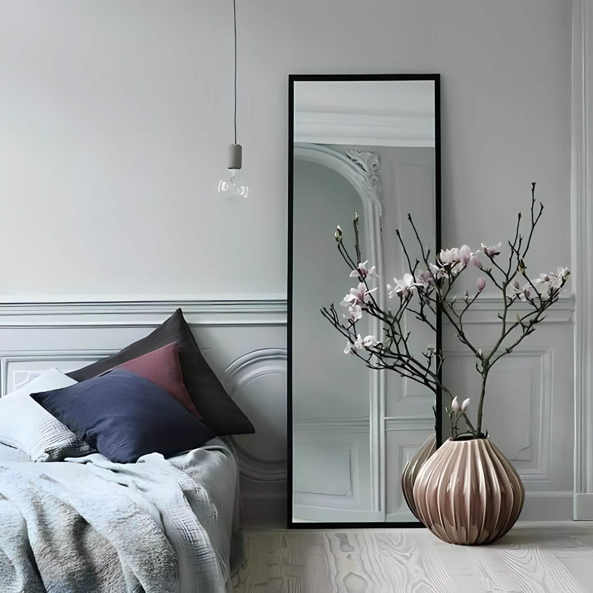 مرايا بإطار أسود