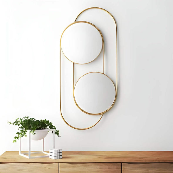 مرايا بإطار ذهبي