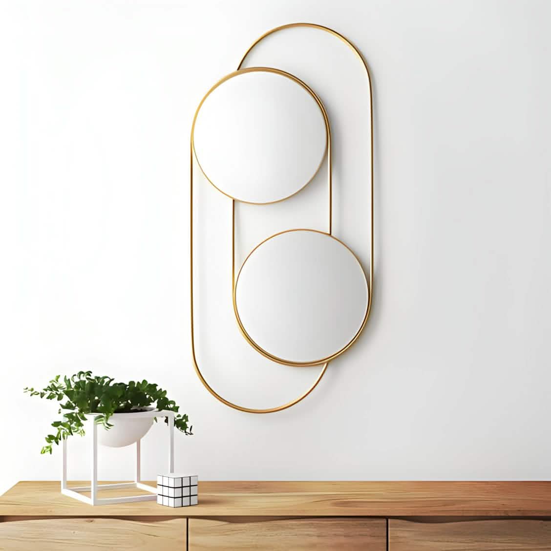 مرايا بإطار ذهبي