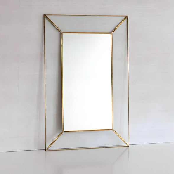 مرايا بإطار ذهبي