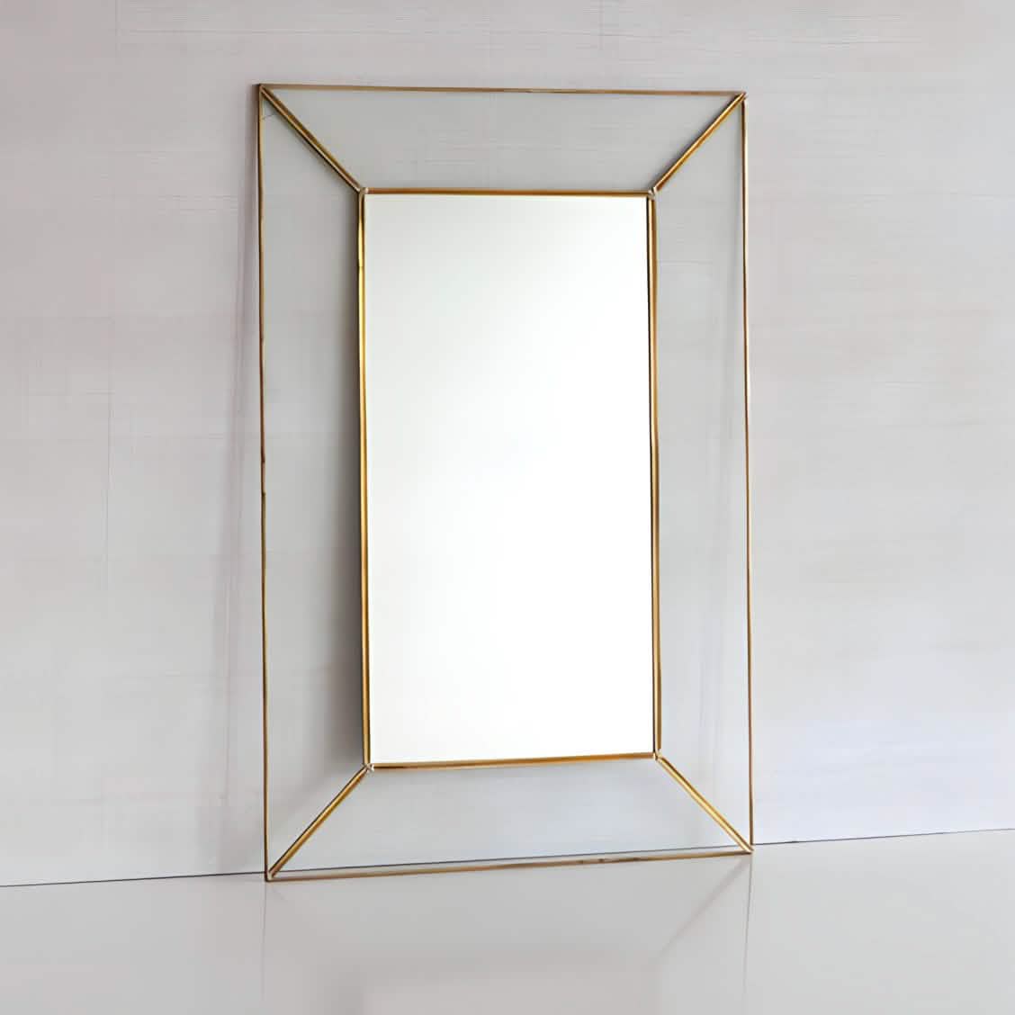 مرايا بإطار ذهبي