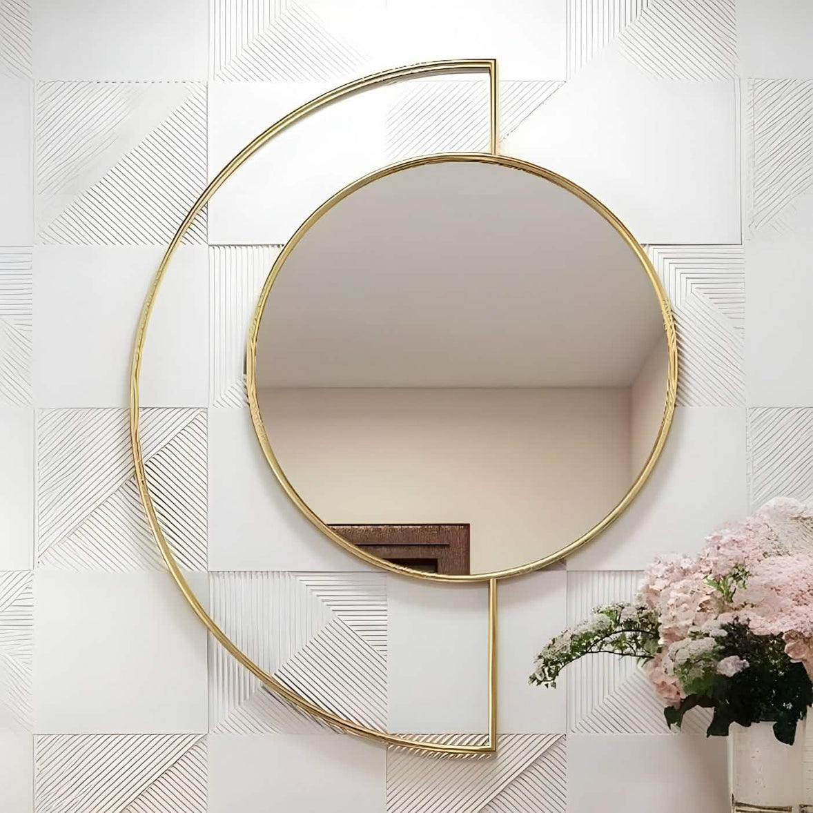 مرايا بإطار ذهبي